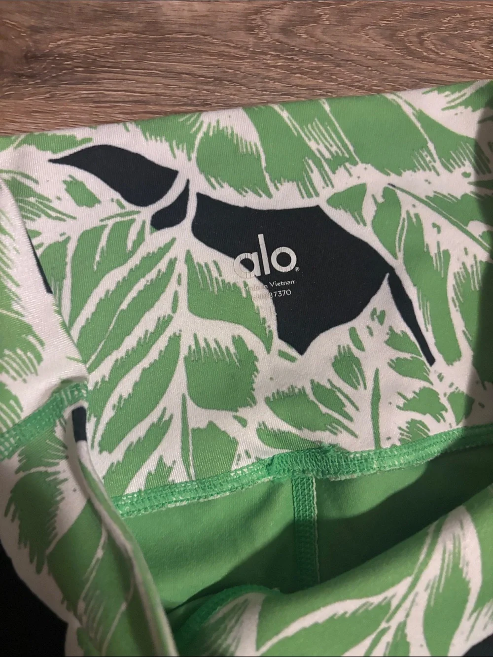 ALO Yoga errands left wide